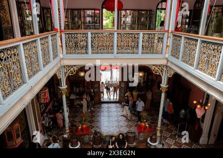 La verde Pinang Peranakan Mansion è un museo di George Town sull'isola di Penang, in Malesia, nel sud-est asiatico Foto Stock