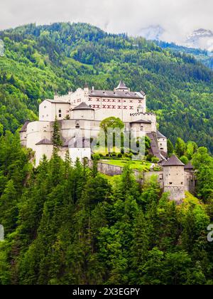 Il castello di Hohenwerfen o Festung Hohenwerfen è una roccia medievale castello affacciato austriaca di Werfen cittadina nella valle della Salzach vicino a Salisburgo, Austria Foto Stock