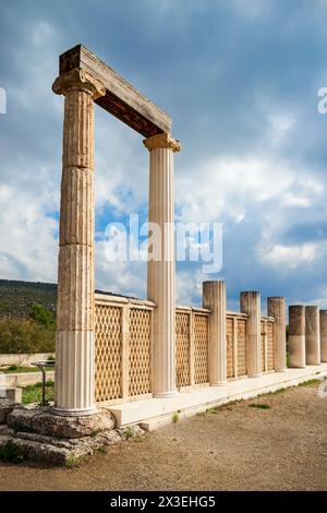 Abaton di Epidauro presso il santuario in Grecia. Epidauro è un antica città dedicata al Greco antico dio della medicina Asclepio. Foto Stock