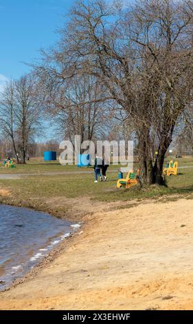 Gente che ama la giornata di sole nel parco Foto Stock