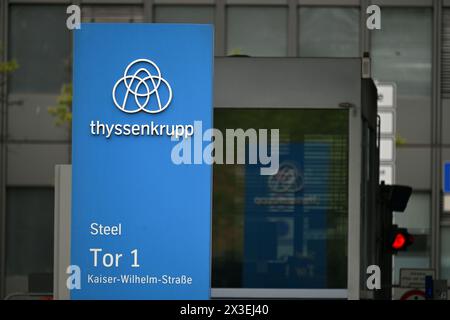 26 aprile 2024, Renania settentrionale-Vestfalia, Duisburg: Il logo ThyssenKrupp si trova di fronte a uno stabilimento. Il più grande produttore di acciaio tedesco ThyssenKrupp Steel sta acquisendo un nuovo comproprietario. Il miliardario ceco Daniel Kretinsky e la sua holding EPCG acquisiranno una quota iniziale del 20%, seguita dal 50%. Foto: Federico Gambarini/dpa Foto Stock