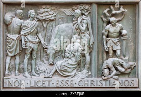 MILANO, ITALIA - 16 SETTEMBRE 2024: Il sollievo del Martirio di San Nazario sulla porta di bronzo della Cattedrale - Duomo di Arrigo Minerbi (1937 - 1948) Foto Stock