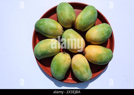 Deliziosi frutti di mango si preparano sul piatto, varietà King of Fruits Mango Kesar keri Foto Stock