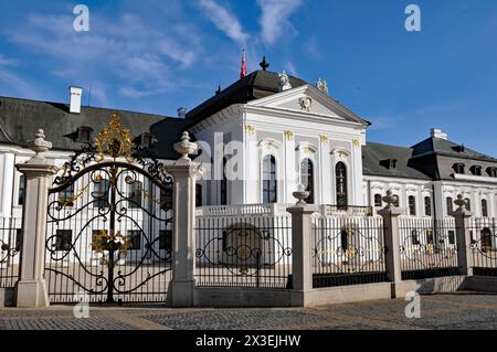 Lo storico Palazzo Grassalkovich in piazza Hodžovo námestie a Bratislava è ora la residenza del presidente della Slovacchia. Foto Stock