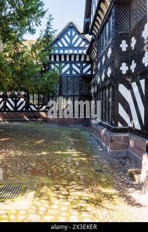 Esterno decorativo in stile wattle-and-daub presso la Speke Hall, residenza Tudor del National Trust di grado i, Liverpool, Inghilterra, Regno Unito. Foto Stock