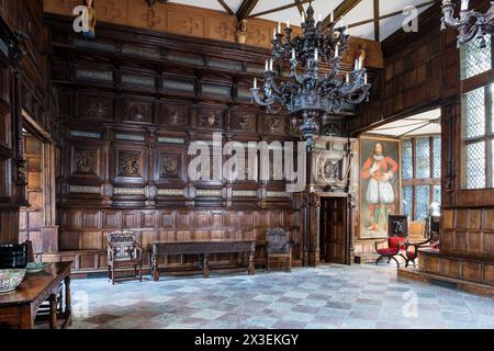 Lampadario nella grande sala di Speke Hall, residenza Tudor di primo livello del National Trust, Liverpool, Inghilterra, Regno Unito. Foto Stock