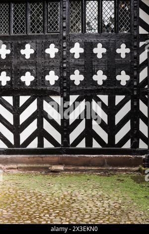 Esterno decorativo in stile wattle-and-daub presso la Speke Hall, residenza Tudor del National Trust di grado i, Liverpool, Inghilterra, Regno Unito. Foto Stock