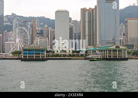 Hong Kong, Cina - 23 aprile 2017: Museo marittimo Central Pier Landmark Building e attrazione turistica sulla ruota panoramica al Victoria Harbour. Foto Stock