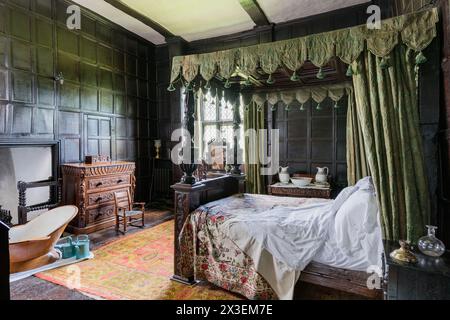 Antico letto a baldacchino nella Speke Hall, residenza Tudor del National Trust di grado i, Liverpool, Inghilterra, Regno Unito. Foto Stock