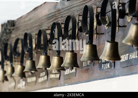 Campane serventi a Speke Hall, residenza Tudor del National Trust di grado i, Liverpool, Inghilterra, Regno Unito. Foto Stock