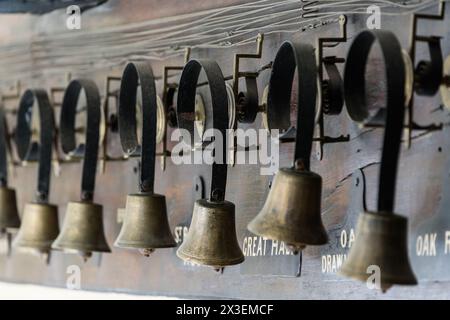 Campane serventi a Speke Hall, residenza Tudor del National Trust di grado i, Liverpool, Inghilterra, Regno Unito. Foto Stock