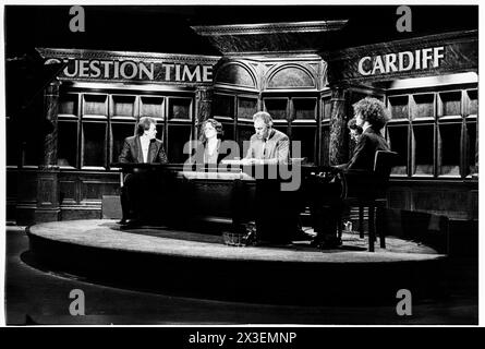 PETER SISSONS, PROVE, QUESTION TIME, 1993: Gli studenti di giornalismo stanno per i panelisti con Peter Sissons nelle prove per la registrazione di Question Time al Culverhouse Cross ITV Studios a Cardiff, Galles, il 18 marzo 1993. Il panel per lo show era: Gordon Brown, John Harvey-Jones, David Hunt, Ieuan Wyn Jones. INFO: Question Time, un programma televisivo di attualità della BBC, fornisce una piattaforma per il dibattito politico e la discussione. Trasmesso dal 1979, presenta una giuria di politici, giornalisti e personalità pubbliche che si impegnano in vivaci scambi su questioni di attualità che affrontano la nazione. Foto Stock