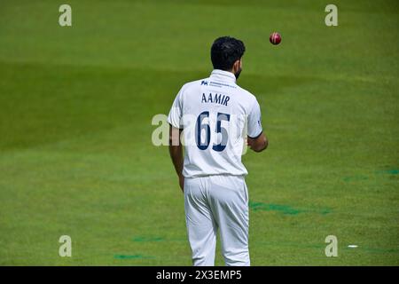 Birmingham, Regno Unito. 26 aprile 2024. Aamer Jamal del Warwickshire durante il Vitality County Championship Division One match tra Warwickshire e Nottinghamshire a Edgbaston 26 - aprile -2024 Birmingham, Inghilterra Credit: PATRICK ANTHONISZ/Alamy Live News Foto Stock