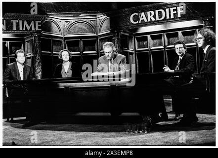 PETER SISSONS, PROVE, QUESTION TIME, 1993: Gli studenti di giornalismo stanno per i panelisti con Peter Sissons nelle prove per la registrazione di Question Time al Culverhouse Cross ITV Studios a Cardiff, Galles, il 18 marzo 1993. Il panel per lo show era: Gordon Brown, John Harvey-Jones, David Hunt, Ieuan Wyn Jones. INFO: Question Time, un programma televisivo di attualità della BBC, fornisce una piattaforma per il dibattito politico e la discussione. Trasmesso dal 1979, presenta una giuria di politici, giornalisti e personalità pubbliche che si impegnano in vivaci scambi su questioni di attualità che affrontano la nazione. Foto Stock