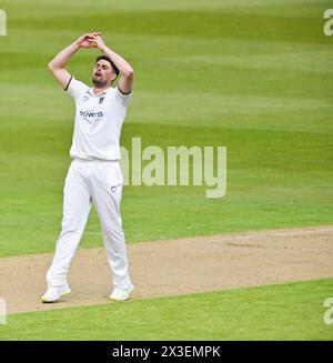 Birmingham, Regno Unito. 26 aprile 2024. Will Rhodes del Warwickshire durante il Vitality County Championship Division One match tra Warwickshire e Nottinghamshire a Edgbaston 26 - aprile -2024 Birmingham, Inghilterra Credit: PATRICK ANTHONISZ/Alamy Live News Foto Stock