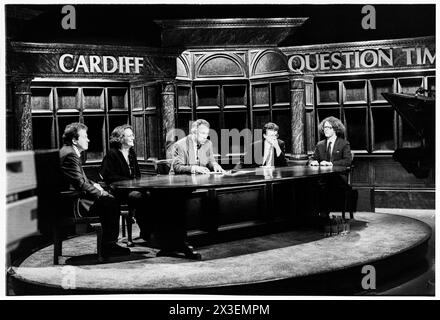 PETER SISSONS, PROVE, QUESTION TIME, 1993: Gli studenti di giornalismo stanno per i panelisti con Peter Sissons nelle prove per la registrazione di Question Time al Culverhouse Cross ITV Studios a Cardiff, Galles, il 18 marzo 1993. Il panel per lo show era: Gordon Brown, John Harvey-Jones, David Hunt, Ieuan Wyn Jones. INFO: Question Time, un programma televisivo di attualità della BBC, fornisce una piattaforma per il dibattito politico e la discussione. Trasmesso dal 1979, presenta una giuria di politici, giornalisti e personalità pubbliche che si impegnano in vivaci scambi su questioni di attualità che affrontano la nazione. Foto Stock