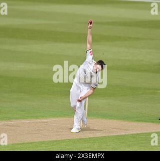 Birmingham, Regno Unito. 26 aprile 2024. Will Rhodes del Warwickshire durante il Vitality County Championship Division One match tra Warwickshire e Nottinghamshire a Edgbaston 26 - aprile -2024 Birmingham, Inghilterra Credit: PATRICK ANTHONISZ/Alamy Live News Foto Stock