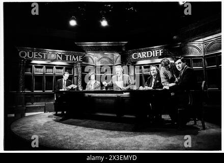 PETER SISSONS, GORDON BROWN, QUESTION TIME, 1993: Il presentatore Peter Sissons (1942-2019) e il panel si preparano per la registrazione di Question Time al Culverhouse Cross ITV Studios a Cardiff, Galles, il 18 marzo 1993. Il panel per lo show era: Gordon Brown, John Harvey-Jones, David Hunt, Ieuan Wyn Jones. INFO: Question Time, un programma televisivo di attualità della BBC, fornisce una piattaforma per il dibattito politico e la discussione. Trasmesso dal 1979, presenta una giuria di politici, giornalisti e personalità pubbliche che si impegnano in vivaci scambi su questioni di attualità che affrontano la nazione. Foto Stock