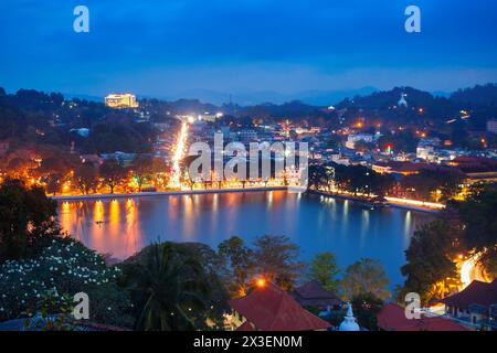 Vista panoramica aerea del lago Kandy e della città di Kandy dal punto panoramico Arthur Seat Kandy City, Sri Lanka Foto Stock