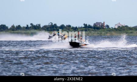 Babylon, New York, Stati Uniti d'America - 10 luglio 2023: Un gruppo di persone viene visto guidare moto d'acqua sulla baia mentre si muovono Foto Stock