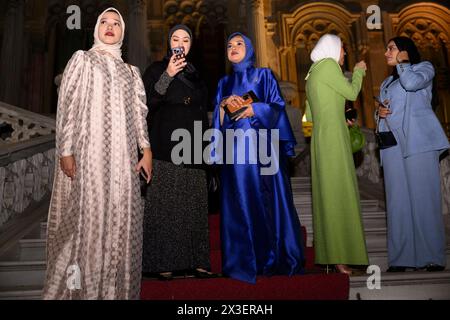 Istanbul, Turchia. 24 aprile 2024. Gli ospiti partecipano alla serata di benvenuto per l'evento Istanbul Modest Fashion Week 2024 organizzato da Think Fashion al Ciragan Palace di Istanbul, ospitato da Buttonscarves e Salambooking. Credito: SOPA Images Limited/Alamy Live News Foto Stock