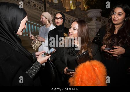 Istanbul, Turchia. 24 aprile 2024. Gli ospiti dall'Indonesia partecipano alla serata di benvenuto per l'evento Istanbul Modest Fashion Week 2024 organizzato da Think Fashion al Ciragan Palace di Istanbul, ospitato da Buttonfoulard e Salambooking. Credito: SOPA Images Limited/Alamy Live News Foto Stock