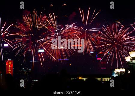 Spettacolo di fuochi d'artificio durante il Capodanno cinese a Hong Kong, in Cina, con grattacieli sullo sfondo Foto Stock