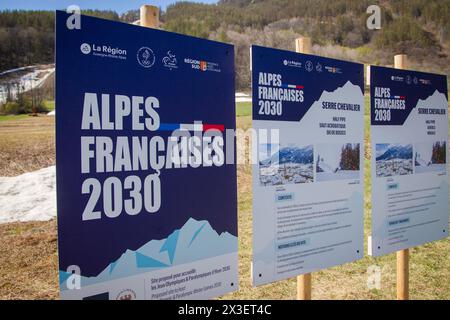 Villeneuve la Salle, Francia. 24 aprile 2024. I cartelli che spiegano come sarà organizzato il sito sono installati ai piedi del futuro sito olimpico di Serre-Chevalier. Foto di Thibaut Durand/ABACAPRESS.COM credito: Abaca Press/Alamy Live News Foto Stock