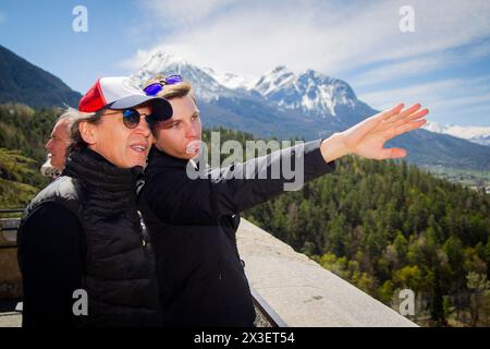 Villeneuve la Salle, Francia. 24 aprile 2024. Arthur Bauchet mostra a Christophe Dubi (direttore dei Giochi Olimpici del CIO) la stazione sciistica di Serre-Chevalier. Foto di Thibaut Durand/ABACAPRESS.COM credito: Abaca Press/Alamy Live News Foto Stock