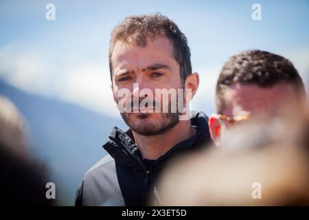 Villeneuve la Salle, Francia. 24 aprile 2024. Cyprien Sarrazin risponde alle domande dei giornalisti, Francia, Hautes-Alpes, Briancon, 24 aprile, 2024. la futura commissione ospitante del Comitato Olimpico Internazionale (CIO) visita le infrastrutture che dovrebbero ospitare gli eventi di freestyle e snowboard a Serre-Chevalier. Foto di Thibaut Durand/ABACAPRESS.COM credito: Abaca Press/Alamy Live News Foto Stock