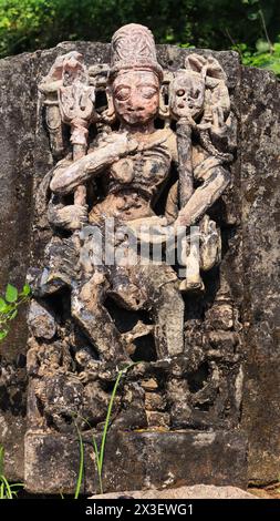 Scultura in rovina della dea Chamunda, statua del XV secolo, Polo Forest, Gujarat, India. Foto Stock