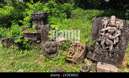 Scultura in rovina della dea Chamunda, statua del XV secolo, Polo Forest, Gujarat, India. Foto Stock