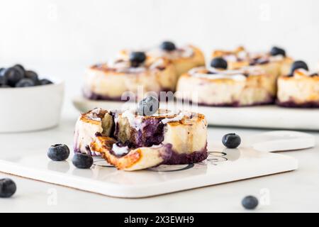 Involtino alla cannella al mirtillo fatto in casa con altri rotoli dietro. Foto Stock