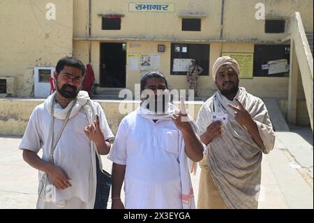 Vrindavan, Uttar Pradesh, India. 26 aprile 2024. Le persone mostrano le loro dita inchiodate dopo aver espresso il loro voto al seggio elettorale durante la seconda fase delle elezioni generali indiane nel distretto di Vrindavan, Uttar Pradesh, India, il 26 aprile 2024. (Credit Image: © Kabir Jhangiani/ZUMA Press Wire) SOLO PER USO EDITORIALE! Non per USO commerciale! Foto Stock