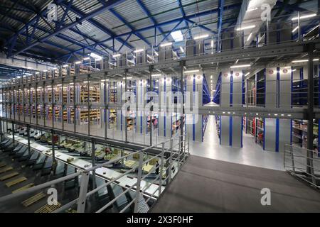 Grande magazzino moderno con molti ripiani con merci - sala nel centro di smistamento Foto Stock