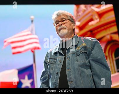 25 aprile 2024, Norfolk, Virginia, Stati Uniti: Il cantante "Alabama" RANDY OWEN porta un po' di paese tra la folla alla Chartway Arena della Old Dominion University di Norfolk. (Credit Image: © Jeff Moore/ZUMA Press Wire) SOLO PER USO EDITORIALE! Non per USO commerciale! Foto Stock