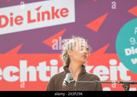 Berlino, Germania 26. Aprile 2024: Die Linke startet heiße Wahlkampfphase - 26.04.2024 IM Bild: Carola Rakete parteilose Kandidatin der Partei der Linken für das EU-Parlament *** Berlino, Germania 26 aprile 2024 il Partito della sinistra inizia la campagna elettorale calda fase 26 04 2024 nella foto Carola Rakete candidata non partitica del Partito della sinistra per il Parlamento europeo Copyright: xFotostandx/xReuhlx Foto Stock