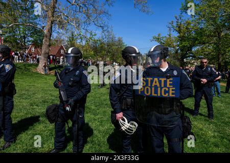 Bloomington, Stati Uniti. 25 aprile 2024. Dozzine di persone vengono arrestate dalla squadra antisommossa della polizia di Stato dell'Indiana durante una protesta filo-palestinese nel campus. I manifestanti avevano allestito un campo tenda a Dunn Meadow alle 11 del mattino e la polizia ha detto loro di abbattere le tende, o avrebbero sgomberato l'area con la forza e arrestato chiunque non se ne fosse andato. Tutti i manifestanti arrestati, compresi i professori, sono stati banditi dal campus dell'Indiana University per un anno. Credito: SOPA Images Limited/Alamy Live News Foto Stock