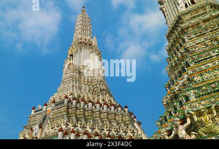 Le guglie Sacre centrali o il Phraprang del Tempio dell'Alba con l'incredibile statua di Indra che cavalca su Airavata, l'iconico punto di riferimento di Bangkok, Thailandia Foto Stock