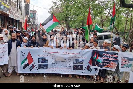 I membri del sunnita Tehreek (PST) stanno organizzando una manifestazione di protesta contro gli atti crudeli e disumani israeliani ed esprimono unità con il popolo innocente della Palestina, venerdì 26 aprile 2024 al club stampa di Quetta. Foto Stock