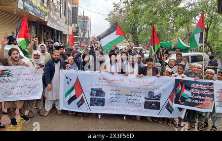 I membri del sunnita Tehreek (PST) stanno organizzando una manifestazione di protesta contro gli atti crudeli e disumani israeliani ed esprimono unità con il popolo innocente della Palestina, venerdì 26 aprile 2024 al club stampa di Quetta. Foto Stock