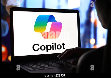 In questa immagine, il logo Microsoft Copilot viene visualizzato sullo schermo di un notebook. Foto Stock