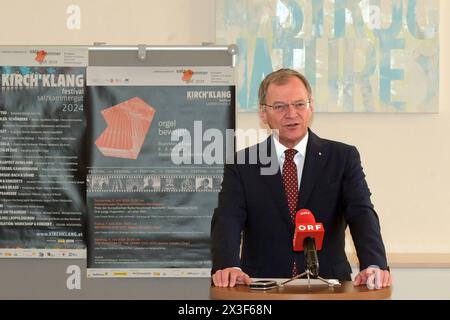 Pressekonferenz zur Veranstaltungsreihe Kirchklang der Wiener Akademie im Bischofshaus Linz, AM 26.04.2024. DAS Bild zeigt den Landeshauptmann des österreichischen Bundeslandes Oberösterreich, Thomas Stelzer 2024 - Pressekonferenz zur Veranstaltungsreihe Kirchklang der Wiener Akademie im Bischofshaus Linz, AM 26.04.2024. *** Conferenza stampa sulla serie di eventi Kirchklang dell'Accademia di Vienna nella Bischofshaus Linz, il 26 04 2024 l'immagine mostra il Governatore della provincia austriaca dell'alta Austria, Thomas Stelzer 2024 Conferenza stampa sulla serie di eventi Kirchklang dell'Accademia di Vienna Foto Stock