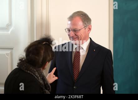 Pressekonferenz zur Veranstaltungsreihe Kirchklang der Wiener Akademie im Bischofshaus Linz, AM 26.04.2024. DAS Bild zeigt den Landeshauptmann des österreichischen Bundeslandes Oberösterreich, Thomas Stelzer, im Gespräch mit der künstlerischen Leiterin von Salzkammergut 24, Elisabeth Schwieger 2024 - Pressekonferenz zur Veranstaltungsreihe Kirchklang der Wiener Akademie im Bischofshaus Linz, AM 26.04.2024. *** Conferenza stampa sulla serie di eventi Kirchklang dell'Accademia di Vienna nella Bischofshaus Linz, il 26 04 2024 l'immagine mostra il governatore della provincia austriaca dell'alta Austria, Th Foto Stock