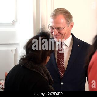 Pressekonferenz zur Veranstaltungsreihe Kirchklang der Wiener Akademie im Bischofshaus Linz, AM 26.04.2024. DAS Bild zeigt den Landeshauptmann des österreichischen Bundeslandes Oberösterreich, Thomas Stelzer, im Gespräch mit der künstlerischen Leiterin von Salzkammergut 24, Elisabeth Schwieger 2024 - Pressekonferenz zur Veranstaltungsreihe Kirchklang der Wiener Akademie im Bischofshaus Linz, AM 26.04.2024. *** Conferenza stampa sulla serie di eventi Kirchklang dell'Accademia di Vienna nella Bischofshaus Linz, il 26 04 2024 l'immagine mostra il governatore della provincia austriaca dell'alta Austria, Th Foto Stock