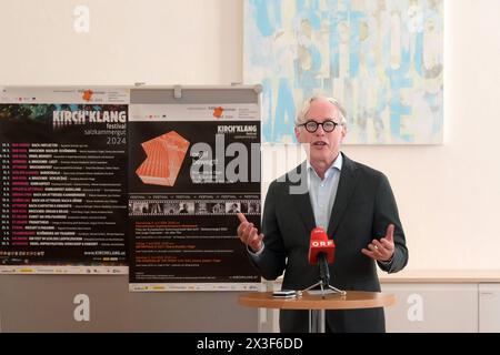 Pressekonferenz zur Veranstaltungsreihe Kirchklang der Wiener Akademie im Bischofshaus Linz, AM 26.04.2024. DAS Bild zeigt den Organisten, Dirigenten und Intendanten der Veranstaltungsreihe Kirchklang, Martin Haselböck 2024 - Pressekonferenz zur Veranstaltungsreihe Kirchklang der Wiener Akademie im Bischofshaus Linz, AM 26.04.2024. *** Conferenza stampa sulla serie di eventi Kirchklang dell'Accademia di Vienna nella Bischofshaus Linz, il 26 04 2024 l'immagine mostra l'organista, direttore e direttore della serie di eventi Kirchklang, Martin Haselböck 2024 Conferenza stampa sulla serie di eventi Kirchk Foto Stock