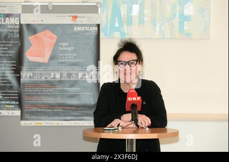 Pressekonferenz zur Veranstaltungsreihe Kirchklang der Wiener Akademie im Bischofshaus Linz, AM 26.04.2024. DAS Bild zeigt die künstlerische Geschäftsführerin der Kulturhauptstadt Bad Ischl Salzkammergut 2024 GmbH, Elisabeth Schweeger 2024 - Pressekonferenz zur Veranstaltungsreihe Kirchklang der Wiener Akademie im Bischofshaus Linz, AM 26.04.2024. *** Conferenza stampa sulla serie di eventi Kirchklang dell'Accademia di Vienna nella Bischofshaus Linz, il 26 04 2024 l'immagine mostra il direttore artistico della capitale della Cultura Bad Ischl Salzkammergut 2024 GmbH, Elisabeth Schweeger 2024 Press conf Foto Stock