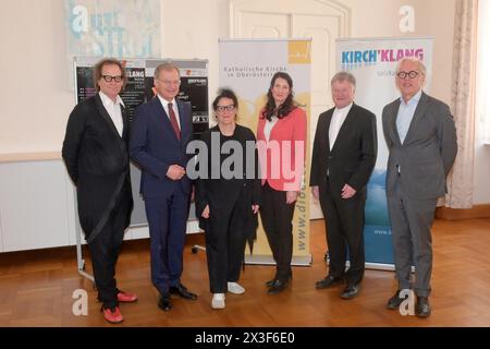 Pressekonferenz zur Veranstaltungsreihe Kirchklang der Wiener Akademie im Bischofshaus Linz, AM 26.04.2024. DAS Bild zeigt v.l.n.r.: künstlerischer Direktor des Bruckner Orchesters Linz, Norbert Trawöger, Landeshauptmann des österreichischen Bundeslandes Oberösterreich, Thomas Stelzer, Künstlerische Geschäftsführerin der Kulturhauptstadt Bad Ischl Salzkammergut 2024 GmbH, Elisabeth Schweeger, Direktorin des Arnold Schönberg Centers Wien, Ulrike Anton, Bischof Scheuz, Manfred Diözese Linuz, Dirigent und Intendant der Veranstaltungsreihe Kirchklang, Martin Haselböck 2024 - Presseko Foto Stock