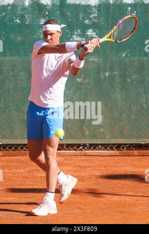 Barcellona, Spagna. 14 aprile 2024. Il tennista Rafael Nadal visto durante una sessione di allenamento al torneo Barcelona Open Banc Sabadell di Barcellona. (Credito fotografico: Gonzales Photo - Ainhoa Rodriguez Jara). Foto Stock