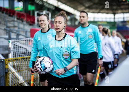 Farum, Danimarca. 21 aprile 2024. L'arbitro Zascha Jensen ha visto nel Gjensidige Kvindeliga match tra FC Nordsjaelland e Aarhus GF a Right to Dream Park a Farum. (Foto: Gonzales Photo - Dejan Obretkovic). Foto Stock